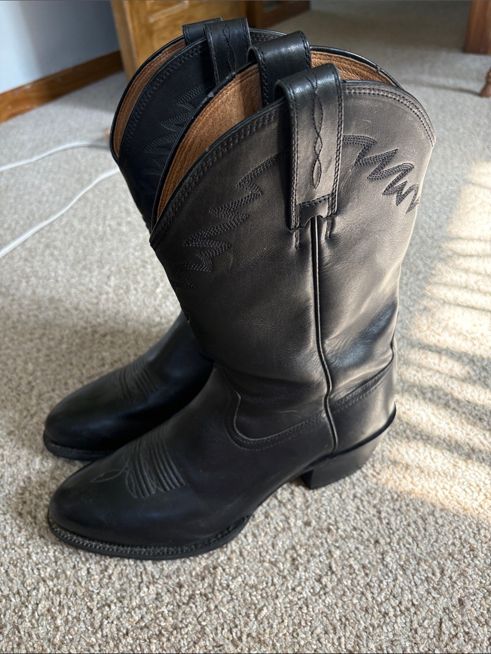 Men’s Black Leather Ariat Cowboy Boots - Classic Western Style size 9D - Picture 3 of 9